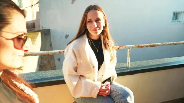 [jacquieetmicheltv] – Emma, 21 Years Old, From Paris! Pornos Completos Right In Front Of My Salad Porn